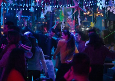 NOIDA INDIA HAZİRAN 12024 sektör 38A Gardens Galleria Mall 'da yeni yılı kutlayan kişi Pazar gecesi fotoğraf: Sunil Ghosh Ghosh Hindustan Times 