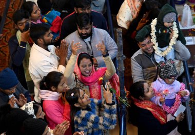 NOIDA INDIA HAZİRAN 12024 Hayranları, Yeni Yıl 'ın ilk gününde, Sektör 33' teki Iskcon Tapınağı 'nda, Sunil Ghosh Hindustan Times' ın çektiği bir fotoğraf. 