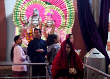 NOIDA INDIA HAZİRAN 12024 Hayranları, Sanatan Dharam Mandir 'de Yeni Yıl' ın ilk gününde Sunil Ghosh Hindustan Times 'ın 19. 