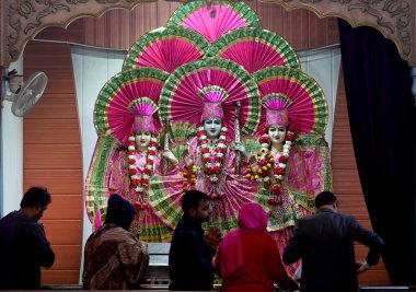 NOIDA INDIA HAZİRAN 12024 Hayranları, Sanatan Dharam Mandir 'de Yeni Yıl' ın ilk gününde Sunil Ghosh Hindustan Times 'ın 19. 