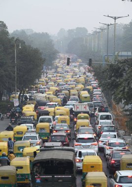 NEW DELHI INDIA JANUARY 12024 Pragati Meydan Fotoğrafı yakınlarındaki Mathura Yolu 'nda trafik sıkışıklığı Arvind Yadav Hindustan Times 
