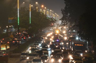 NEW DELHI INDIA HAZİRAN 12024 Indraprashtha metro istasyonu yakınlarındaki Halka Yolu 'nda trafik sıkışıklığı Fotoğraf: Arvind Yadav Hindustan Times 