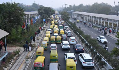 NEW DELHI INDIA JANUARY 12024 Pragati Meydan Fotoğrafı yakınlarındaki Mathura Yolu 'nda trafik sıkışıklığı Arvind Yadav Hindustan Times 