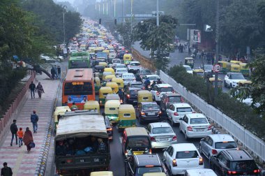 NEW DELHI INDIA JANUARY 12024 Pragati Meydan Fotoğrafı yakınlarındaki Mathura Yolu 'nda trafik sıkışıklığı Arvind Yadav Hindustan Times 