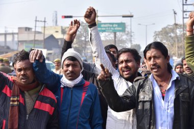 GHAZIABAD INDIA JANUARY 2. 2024 Loha Mandi yakınlarındaki GT yolunda Pazartesi günü Hindistan ticari araç sürücüleri, ülkenin çeşitli eyaletlerinde çok sayıda vatandaşa karşı büyük protestolar düzenledi. 