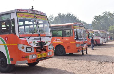 GHAZIABAD INDIA JANUARY 2. 2024 Eski otobüs durağındaki toplu taşıma araçlarının grevinden sonra halk birçok sorunla karşı karşıya. Otobüs şoförleri ve kamyon şoförleri 2 Ocak 2024 