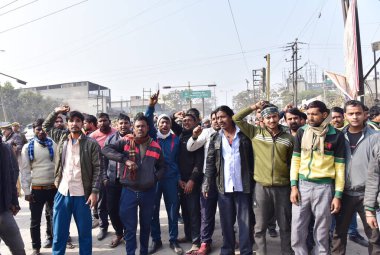 GHAZIABAD INDIA JANUARY 2. 2024 Loha Mandi yakınlarındaki GT yolunda Pazartesi günü Hindistan ticari araç sürücüleri, ülkenin çeşitli eyaletlerinde çok sayıda vatandaşa karşı büyük protestolar düzenledi. 