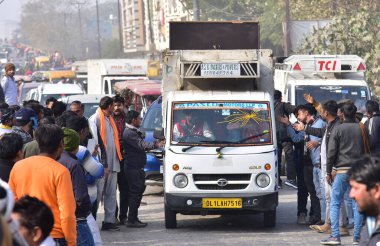 GHAZIABAD INDIA JANUARY 2. 2024 Loha Mandi yakınlarındaki GT yolunda Pazartesi günü Hindistan ticari araç sürücüleri, ülkenin çeşitli eyaletlerinde çok sayıda vatandaşa karşı büyük protestolar düzenledi. 
