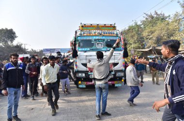 GHAZIABAD INDIA JANUARY 2. 2024 Loha Mandi yakınlarındaki GT yolunda Pazartesi günü Hindistan ticari araç sürücüleri, ülkenin çeşitli eyaletlerinde çok sayıda vatandaşa karşı büyük protestolar düzenledi. 