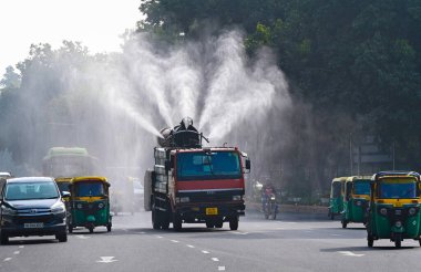 NEW DELHI INDIA JANUARY 2 2024 Bir anti-sis silahı Hindistan 'ın soğuk havasında hava kirliliğini azaltmak için su damlacıkları püskürttü Ajay Aggarwal Hindustan Times 
