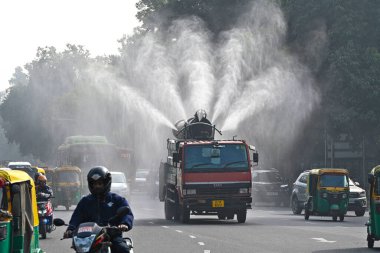 NEW DELHI INDIA JANUARY 2 2024 Bir anti-sis silahı Hindistan 'ın soğuk havasında hava kirliliğini azaltmak için su damlacıkları püskürttü Ajay Aggarwal Hindustan Times 