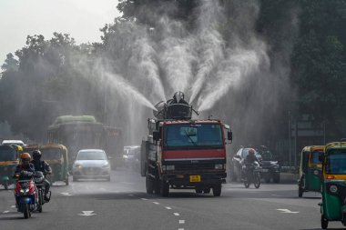 NEW DELHI INDIA JANUARY 2 2024 Bir anti-sis silahı Hindistan 'ın soğuk havasında hava kirliliğini azaltmak için su damlacıkları püskürttü Ajay Aggarwal Hindustan Times 