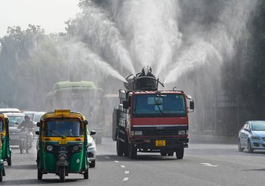 NEW DELHI INDIA JANUARY 2 2024 Bir anti-sis silahı Hindistan 'ın soğuk havasında hava kirliliğini azaltmak için su damlacıkları püskürttü Ajay Aggarwal Hindustan Times 