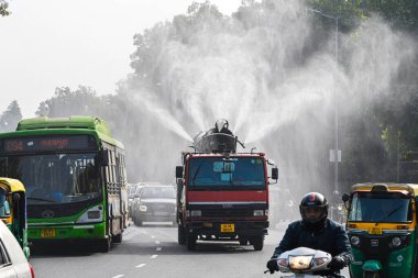 NEW DELHI INDIA JANUARY 2 2024 Bir anti-sis silahı Hindistan 'ın soğuk havasında hava kirliliğini azaltmak için su damlacıkları püskürttü Ajay Aggarwal Hindustan Times 