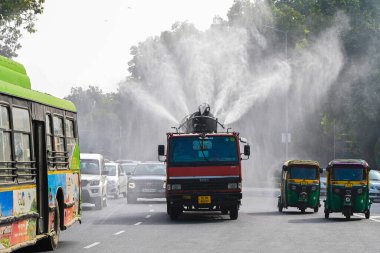 NEW DELHI INDIA JANUARY 2 2024 Bir anti-sis silahı Hindistan 'ın soğuk havasında hava kirliliğini azaltmak için su damlacıkları püskürttü Ajay Aggarwal Hindustan Times 