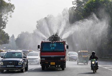 NEW DELHI INDIA JANUARY 2 2024 Bir anti-sis silahı Hindistan 'ın soğuk havasında hava kirliliğini azaltmak için su damlacıkları püskürttü Ajay Aggarwal Hindustan Times 