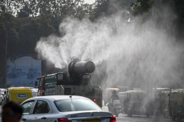 NEW DELHI INDIA JANUARY 2 2024 Bir Anti-Sis silahı Hindistan Kapısı yakınlarındaki soğuk bir günde toz parçacıklarını sakinleştirmek için su serpiyor Fotoğraf Sanchit Khanna Hindustan Times 