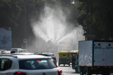 NEW DELHI INDIA JANUARY 2 2024 Bir Anti-Sis silahı Hindistan Kapısı yakınlarındaki soğuk bir günde toz parçacıklarını sakinleştirmek için su serpiyor Fotoğraf Sanchit Khanna Hindustan Times 
