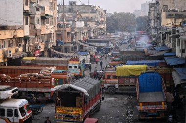 NEW DELHI INDIA JANUARY 2 2024 Kamyon, Pazartesi günü yeni bir saldırıya karşı ülkenin çeşitli eyaletlerinde ağır protestolar düzenledi.