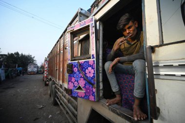 NEW DELHI INDIA JANUARY 2 2024 Kamyon, Pazartesi günü yeni bir saldırıya karşı ülkenin çeşitli eyaletlerinde ağır protestolar düzenledi.