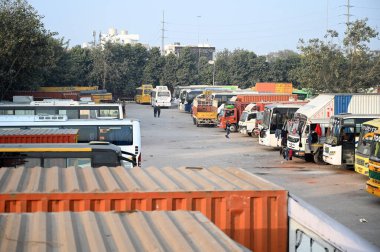 NOIDA INDIA JANUARY 2 2024 Sürücüler sektör 69 Ulaşım Nagar ticari araç sürücüleri grev sonrası kuyruğa park etmiş durumda Pazartesi günü ülke çapında çeşitli eyaletlerde Jai 'ye çarpıp kaçan yeni yasaya karşı büyük çaplı protestolar düzenledi