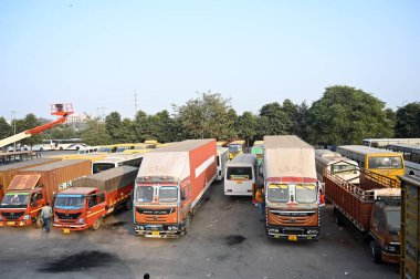 NOIDA INDIA JANUARY 2 2024 Sürücüler sektör 69 Ulaşım Nagar ticari araç sürücüleri grev sonrası kuyruğa park etmiş durumda Pazartesi günü ülke çapında çeşitli eyaletlerde Jai 'ye çarpıp kaçan yeni yasaya karşı büyük çaplı protestolar düzenledi
