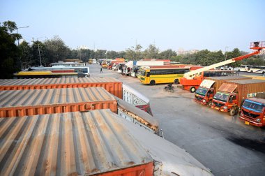 NOIDA INDIA JANUARY 2 2024 Sürücüler sektör 69 Ulaşım Nagar ticari araç sürücüleri grev sonrası kuyruğa park etmiş durumda Pazartesi günü ülke çapında çeşitli eyaletlerde Jai 'ye çarpıp kaçan yeni yasaya karşı büyük çaplı protestolar düzenledi