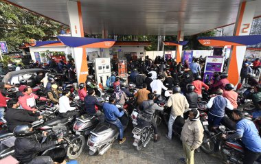 LUCKnow INDIA HAZİRAN 2 2024 Petrol pompasındaki kalabalık, 2 Ocak 2024 'te Lucknow Hindistan Ticaret Araç Sürücüsü' nün yeni vurup kaçma yasasına karşı, petrol tankeri sürücülerinin ülke çapında grevine bağlı.