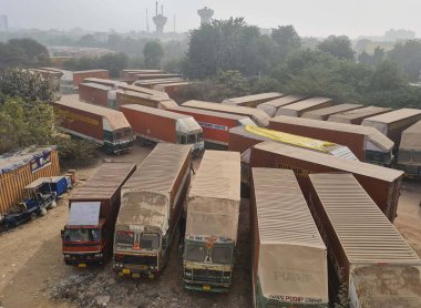 GURUGRAM INDIA JANUARY 2 2024 Transport Nagar 'da Hero Honda Chowk Ticari Araç Sürücüleri yakınlarındaki 33. Bölge' deki yeni vurup kaçma yasasına karşı bir grev sırasında Pazartesi günü birçok eyalette büyük protestolar düzenlendi.