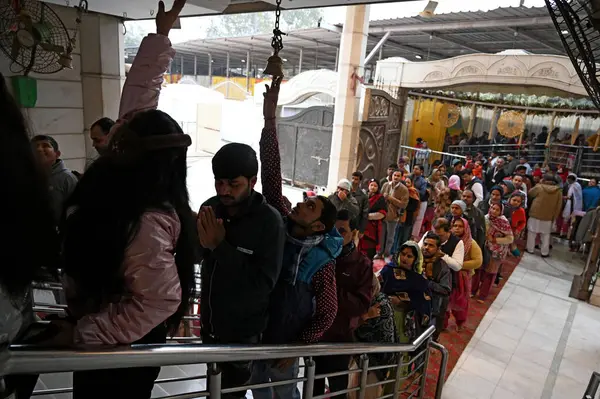 NEW DELHI INDIA HAZİRAN 12024 Dindar Jhandewalan Tapınağını ziyaret ederek Yeni Yıl Fotoğrafı: Salman Ali Hindustan Times 