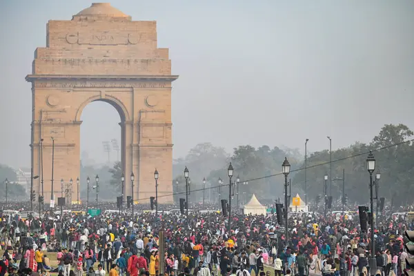 NEW DELHI INDIA HAZİRAN 12024 Yıl boyunca kalabalık Kartavyapath 'a geldi. Hindistan Kapısı Fotoğrafı: Sanchit Khanna Hindustan Times 
