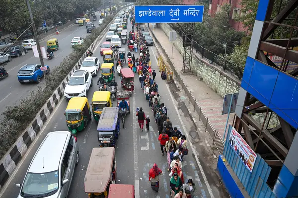 stock image NEW DELHI INDIA JANUARY 1 2024 Devotees seen in long queues on the first day of the year at Jhandewalan Temple Photo by Sanchit Khanna Hindustan Times 