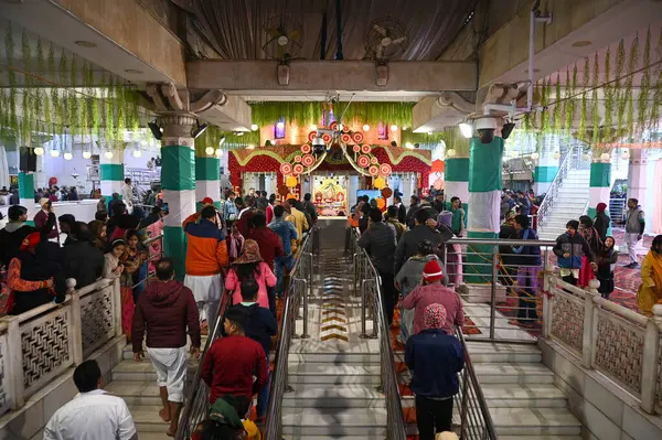 stock image NEW DELHI INDIA JANUARY 1 2024 Devotees seen in long queues on the first day of the year at Jhandewalan Temple Photo by Sanchit Khanna Hindustan Times 