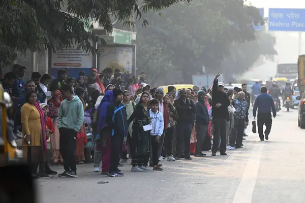NEW DELHI INDIA JANUARY 2. 2024 Yolcular Nehru Place 'te DTC otobüsünü beklerken, sürücülerin yeni vur-kaç yasası sürücülerine Pazartesi günü yaptıkları grev nedeniyle otobüs işletmelerinde eksiklik yaşandı.