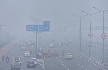 GHAZIABAD INDIA JANUARY 3. 2024 Soğuk ve sisli bir sabah Naiphal Yolu delhi meerut ekspres yolu dasna 'da yükselen hava kirliliği seviyeleri arasında 3 Ocak 2024' te Gaziabad India Fotoğrafı: Sakib Ali Hindustan Times 
