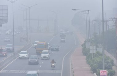 GHAZIABAD INDIA JANUARY 3. 2024 Soğuk ve sisli bir sabah Naiphal Yolu delhi meerut ekspres yolu dasna 'da yükselen hava kirliliği seviyeleri arasında 3 Ocak 2024' te Gaziabad India Fotoğrafı: Sakib Ali Hindustan Times 