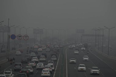 NEW DELHI INDIA JANUARY 32024 Delhi Meerut ekspres yolu sisli sabah fotoğrafı: Salman Ali Hindustan Times 