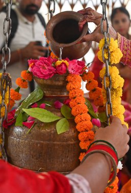 NoIDA INDIA 6 Eylül 2024 Hartalika Teej 'in 2. Bölgesi' ndeki Lord Shiva 'ya tapanlar, 6 Eylül 2024' te Noida Hindistan 'da muson sezonunu karşıladılar ve öncelikle dans eden kızlar ve kadınlar tarafından kutlandılar.