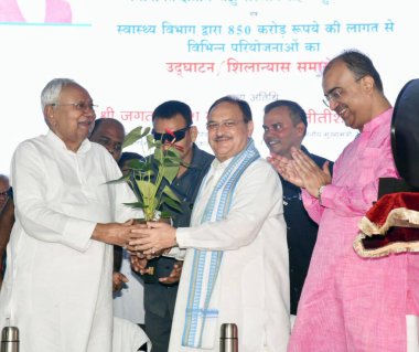 Patna Sep 6-2024 Bihar Genel Sekreteri Nitish Kumar, 6 Eylül 2024 'te Patna Hindistan' da bulunan Indira Gandhi Tıp Enstitüsü IGIMS hastanesinin açılışından sonra BJP Ulusal Başkanı ve Sendika Sağlık Bakanı JP Nadda ile birlikte