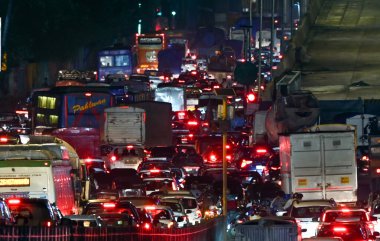 MUMBAI INDIA SEPTEMBER 6 2024 Heavy traffic congestion on Eastern Express Highway between Chembur and Ghatkopar due to the flyover work at Cheda Nagar Ghatkopar on September 6 2024 in Mumbai India Photo by Raju Shinde/Hindustan Times  clipart