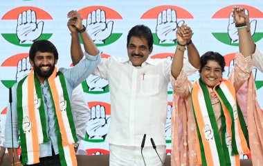 Yeni Delhi Hindistan Eylül 06 2024: Güreşçi Vinesh Phogat ve Bajrang Punia, Parti SR liderleri KC Venugopal ve Pawan Khera Deepak babari 'nin huzurunda Yeni Delhi' deki AICC karargahında resmi olarak kongreye katıldılar.