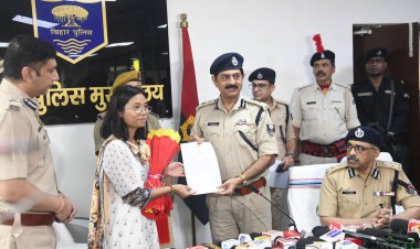 PATNA INDIA SEPTEMBER 6 Eylül 2024 Bihar DGP Alok Raj, 6 Eylül 2024 tarihinde Sardar Patel Bhawan 'da düzenlenen bir basın toplantısında Saran' ın çözülmüş cinayet davasının ardından polis personeline celp mektubu sundu.