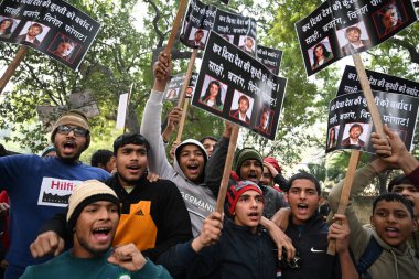 YENİ DELHI INDIA JANUARY 32024 Çok sayıda genç güreşçi Hintli güreşçiler Bajrang Punia Sakshi Malik ve Vinesh Phogat Yüzlerce Uttar Pradesh Haryana ve Delhi 'li genç güreşçiyi protesto etmek için Jantar Mantar' da toplandı