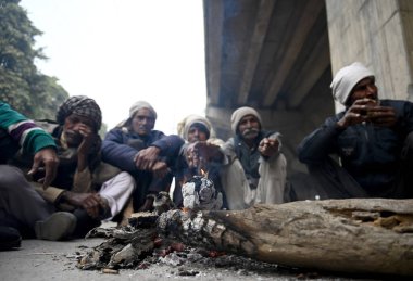 NOIDA INDIA JANUARY 3 2024 Farmers protesting in front of NTPC office in freezing cold in sector 24 Photo by Sunil Ghosh Hindustan Times  clipart