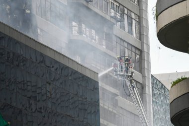 MUMBAI INDIA SEPTEMBER 6. 2024 Mumbai 'deki Lower Parel bölgesinin Kamala Mill yerleşkesindeki 15 katlı Times Kulesi' nde 6 Eylül 2024 Cuma günü saat 6: 30 sularında büyük bir yangın çıktı. 
