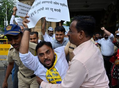 MUMBAI INDIA SEPTEMBER 6. 2024 AAP Parti Üyeleri BMC Genel Merkezi CSMT 'nin 1846 katip katiplerinin işe alım sürecini protesto etmek için 6 Eylül 2024' te Mumbai 'de Hindistan' da Anshuman Poyrekar / Hindustan Times 