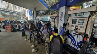 MUMBAI INDIA JANUARY 32024 Kamyon şoförünün grevinden sonra Thane şehrinde benzin pompaları kalabalıklaştı Fotoğraf: Praful Gangurde Hindustan Times 
