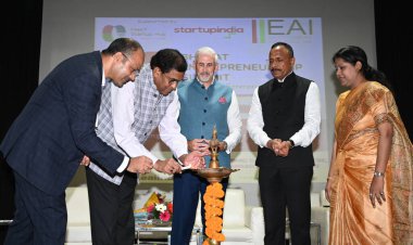 NEW DELHI INDIA SEPTEMBER 6. EAI Abhishek Kumar eski Hindistan Bankacılık Sekreteri Amitabh Verma Genel Müdürü Forbes Global Mülkiyet Eski DGP Gujarat Arun Sharma Kadın Geliştirme Programları Başkanı EAI Subhadra Singh Birleşmiş Milletler İkamet Başkanı