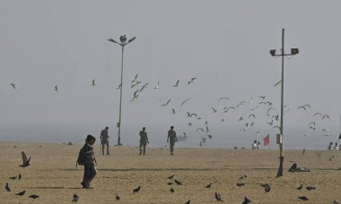 MUMBAI INDIA JANUARY 4 2024 Haze Deniz Kuvvetleri ufuk çizgisi üzerinde Fotoğraf: Anshuman Poyrekar Hindustan Times 