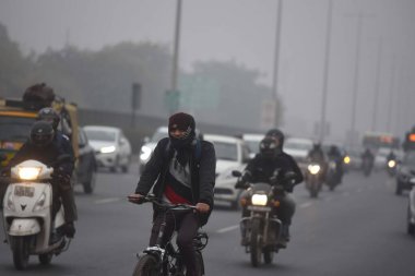 GURUGRAM INDIA HAZİRAN 32024 GÖREVLERİ Parveen Kumar Times tarafından yıldız alışveriş merkezi yakınında soğuk sisli bir havada görüldü 